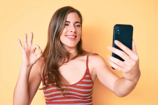 Krásná Mladá Běloška Pořízení Selfie Fotografie Chytrým Telefonem Dělá Pořádku — Stock fotografie