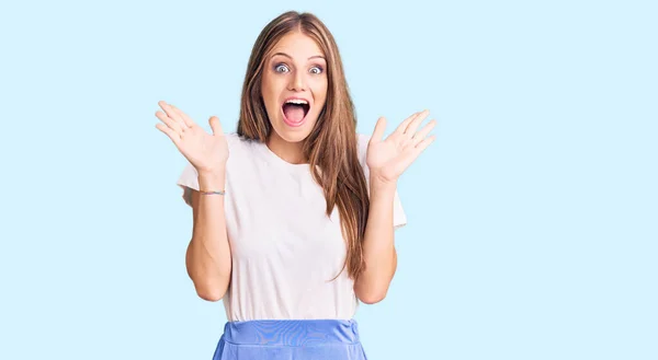 Young Beautiful Blonde Woman Wearing Summer Style Celebrating Crazy Amazed — Stock Photo, Image