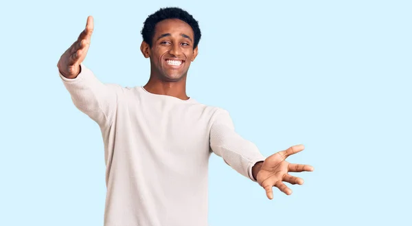 Hombre Guapo Africano Con Suéter Casual Invierno Mirando Cámara Sonriendo —  Fotos de Stock