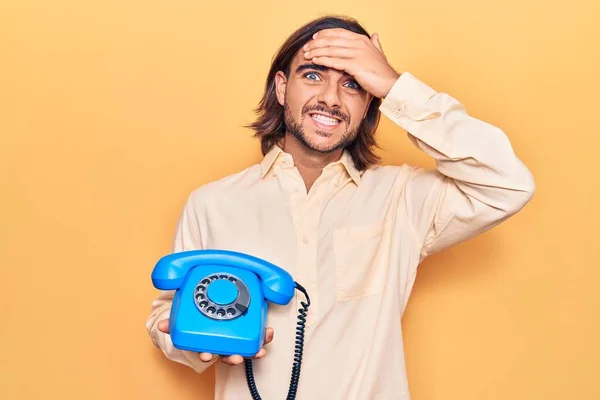 Ung Stilig Man Som Håller Vintage Telefon Stressad Och Frustrerad — Stockfoto