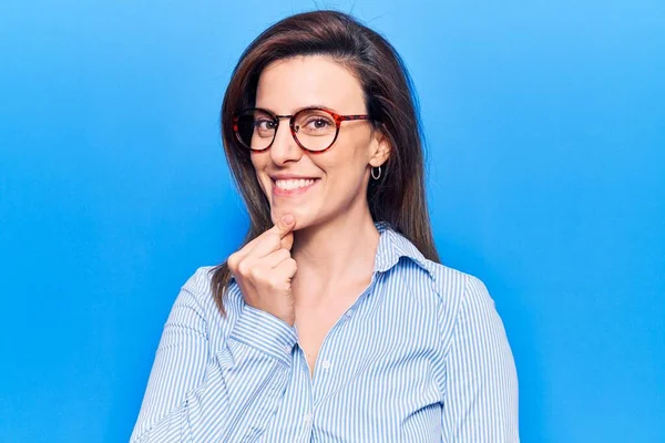 Joven Mujer Hermosa Con Ropa Negocios Gafas Sonrientes Mirando Con — Foto de Stock