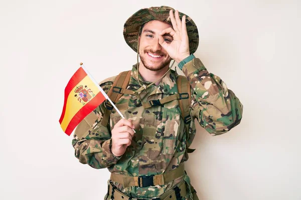 Joven Hombre Caucásico Vistiendo Camuflaje Ejército Uniforme Sosteniendo Bandera Española — Foto de Stock