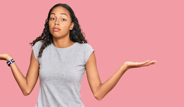 Jovem Afro Americana Vestindo Roupas Casuais Sem Noção Expressão Confusa — Fotografia de Stock