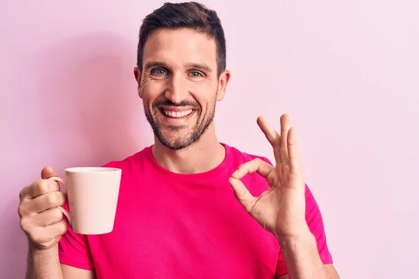 Joven Hombre Guapo Bebiendo Taza Café Pie Sobre Fondo Rosa —  Fotos de Stock