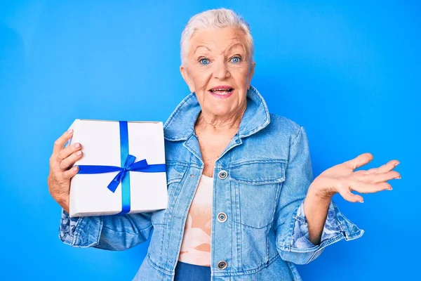 Mulher Bonita Sênior Com Olhos Azuis Cabelos Grisalhos Segurando Presente — Fotografia de Stock