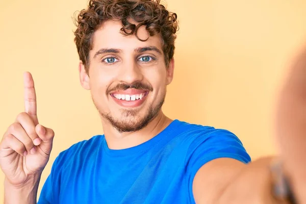 Jonge Blanke Man Met Krullend Haar Casual Kleding Nemen Van — Stockfoto