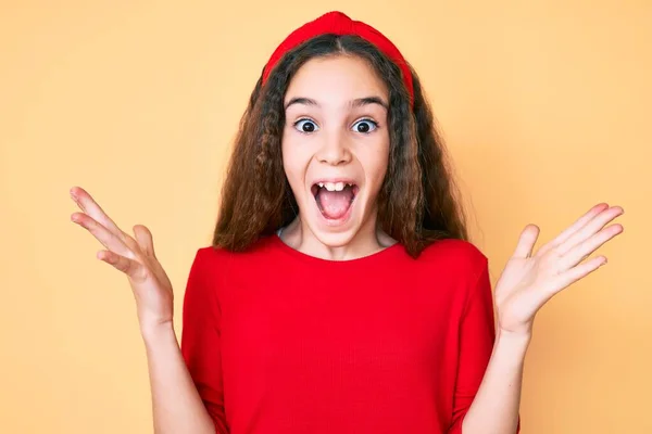 Linda Niña Hispana Vistiendo Ropa Casual Diadema Celebrando Loca Sorprendida — Foto de Stock