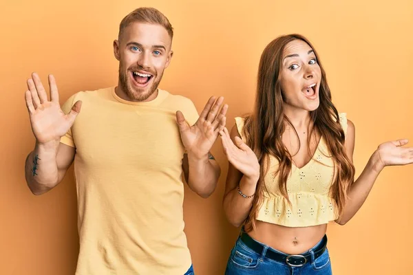 Jonge Stel Van Vriendin Vriendje Knuffelen Staan Samen Vieren Gek — Stockfoto