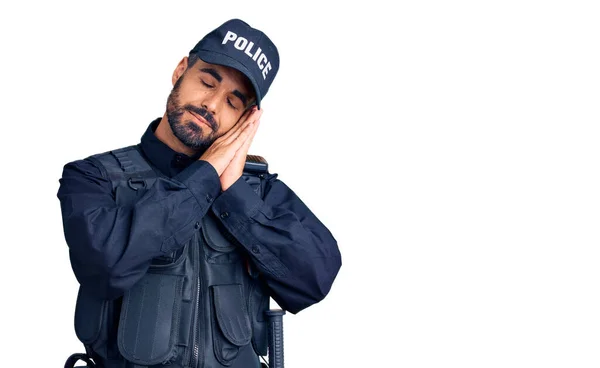 Ung Latinamerikansk Man Polisuniform Sover Trött Drömmer Och Poserar Med — Stockfoto