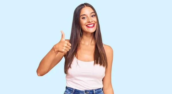 Mujer Hispana Joven Vistiendo Ropa Casual Sonriendo Feliz Positiva Pulgar — Foto de Stock