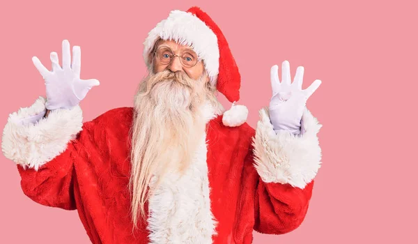 老头儿 白发苍苍 长胡子 身穿传统的圣诞老人服装 带着九号手指指尖 面带微笑 自信而快乐 — 图库照片