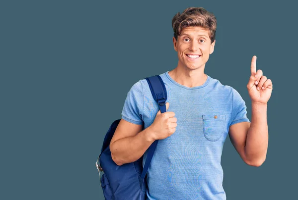 Νεαρός Όμορφος Άντρας Που Κρατάει Φοιτητικό Σακίδιο Έκπληκτος Μια Ιδέα — Φωτογραφία Αρχείου