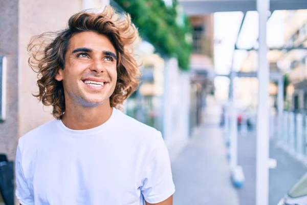 Joven Hombre Hispano Guapo Sonriendo Feliz Caminando Calle Ciudad —  Fotos de Stock