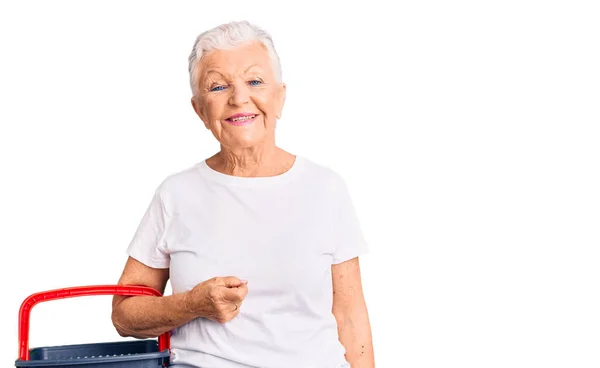 Seniorin Schöne Frau Mit Blauen Augen Und Grauen Haaren Mit — Stockfoto