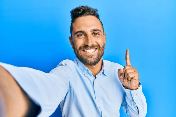 Homem Bonito Com Barba Tirando Uma Foto Selfie Com Smartphone — Fotografia de Stock