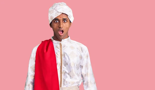 Africano Bell Uomo Che Indossa Tradizione Sherwani Saree Vestiti Spaventati — Foto Stock