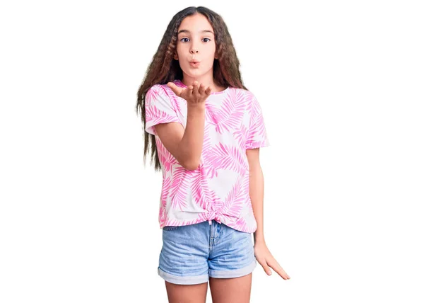 Söt Hispanic Barn Flicka Klädd Casual Kläder Tittar Kameran Blåser — Stockfoto