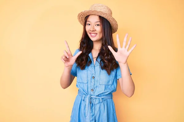 Νεαρή Όμορφη Κινέζα Κοπέλα Φοράει Καλοκαιρινό Καπέλο Δείχνει Και Δείχνει — Φωτογραφία Αρχείου