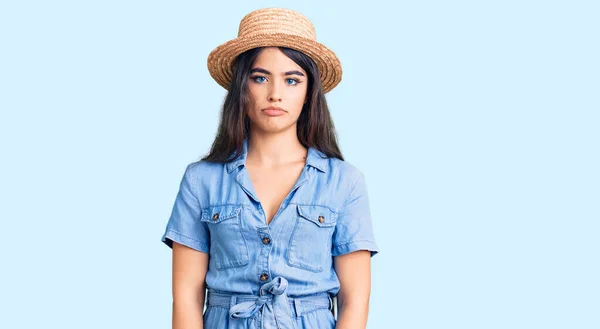 Menina Adolescente Morena Usando Chapéu Verão Relaxado Com Expressão Séria — Fotografia de Stock