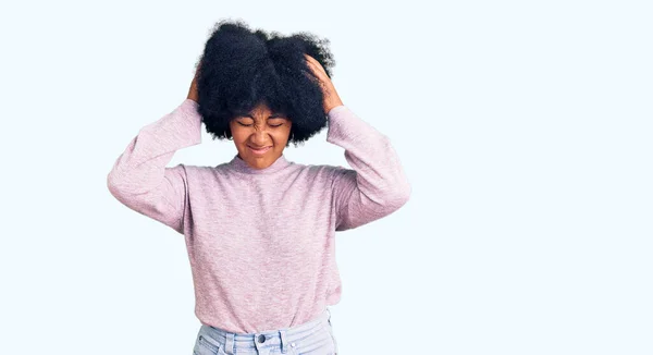 Ung Afrikansk Amerikansk Flicka Bär Casual Kläder Lider Huvudvärk Desperat — Stockfoto