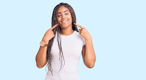 Mujer Afroamericana Joven Con Trenzas Con Ropa Casual Sonriendo Alegre —  Fotos de Stock