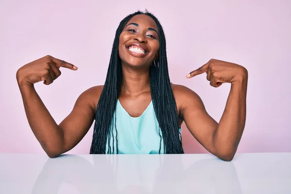 Femme Afro Américaine Avec Des Tresses Portant Des Vêtements Décontractés — Photo