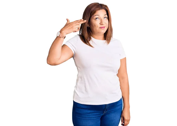 Middelbare Leeftijd Latijn Vrouw Draagt Casual Witte Tshirt Schieten Zichzelf — Stockfoto