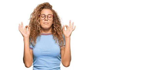 Menina Adolescente Branca Bonita Vestindo Roupas Casuais Óculos Relaxar Sorrir — Fotografia de Stock