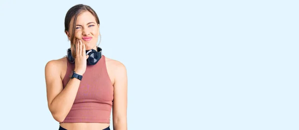 Beautiful Caucasian Young Woman Wearing Gym Clothes Using Headphones Touching — Stock Photo, Image