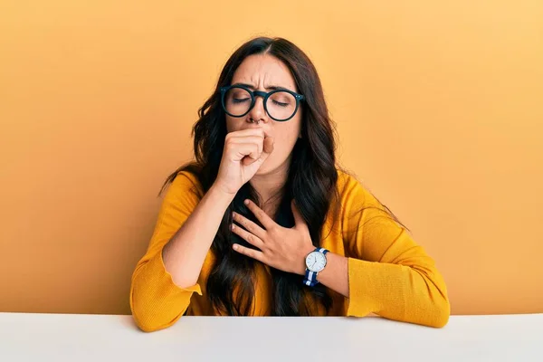 Schöne Brünette Junge Frau Mit Brille Und Lässiger Kleidung Sitzt — Stockfoto