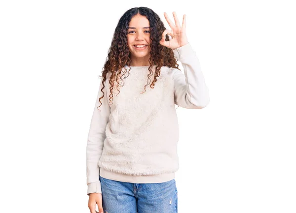 Hermosa Niña Con Pelo Rizado Con Ropa Casual Sonriendo Positiva —  Fotos de Stock