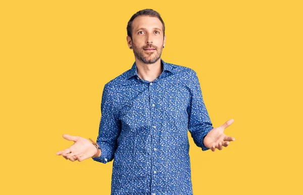 Homem Bonito Jovem Vestindo Roupas Casuais Expressão Indolor Confuso Com — Fotografia de Stock