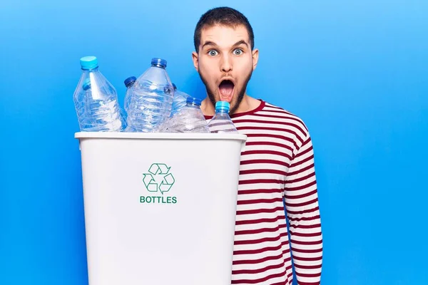 Jovem Homem Bonito Reciclando Garrafas Plástico Assustado Surpreso Com Boca — Fotografia de Stock