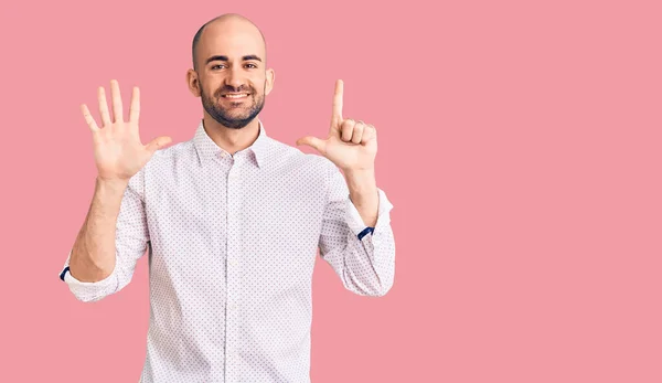 Joven Hombre Guapo Con Camisa Elegante Mostrando Señalando Hacia Arriba —  Fotos de Stock