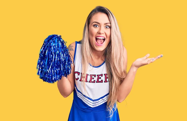 Giovane Bella Donna Bionda Indossa Uniforme Cheerleader Tenendo Pompon Celebrando — Foto Stock