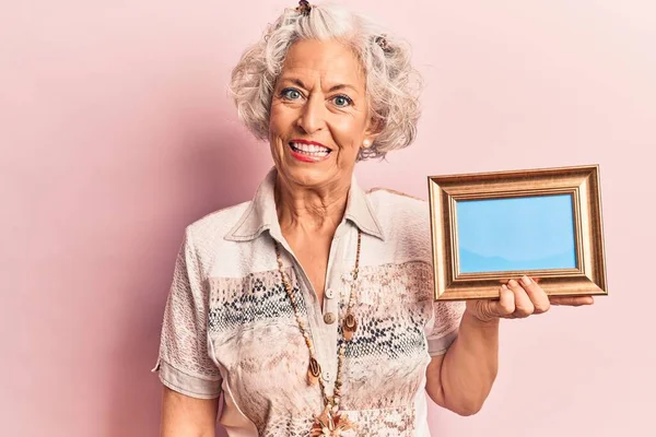 Yaşlı Gri Saçlı Kadın Boş Bir Çerçeve Tutuyor Pozitif Mutlu — Stok fotoğraf