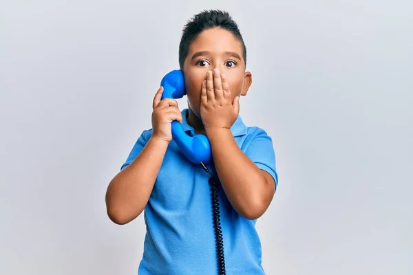 Menino Hispânico Falando Através Telefone Vintage Cobrindo Boca Com Mão — Fotografia de Stock