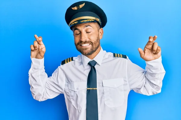 Hombre Guapo Con Barba Llevando Uniforme Piloto Avión Gesto Cruzado — Foto de Stock