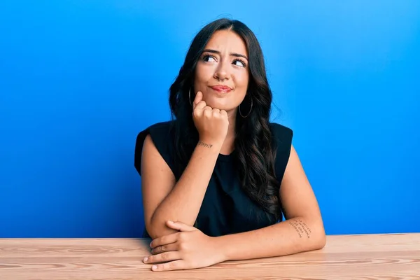 Vacker Brunett Ung Kvinna Bär Casual Kläder Sitter Bordet Tänkande — Stockfoto