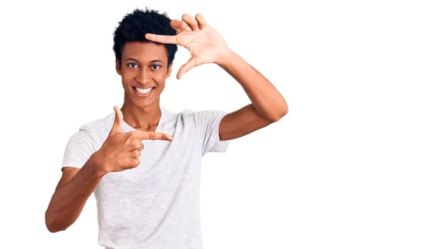 Joven Hombre Afroamericano Vistiendo Casual Camiseta Blanca Sonriendo Haciendo Marco — Foto de Stock