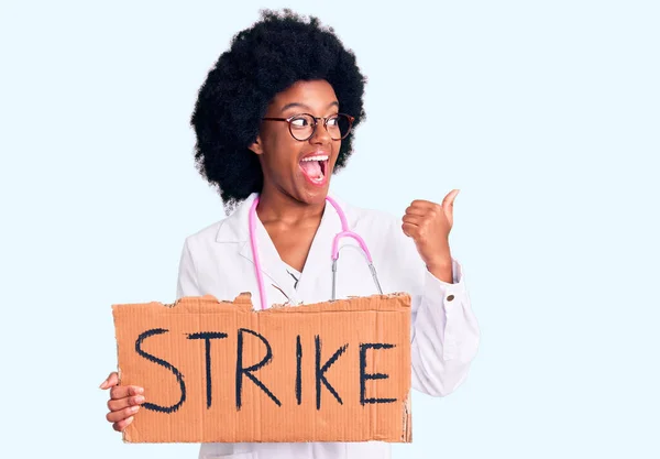 Jovem Afro Americana Vestindo Estetoscópio Médico Segurando Banner Greve Apontando — Fotografia de Stock