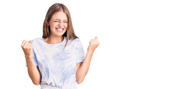 Joven Mujer Rubia Hermosa Vistiendo Tye Die Camiseta Muy Feliz — Foto de Stock