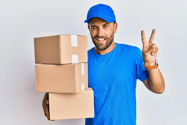 Hombre Guapo Con Barba Vistiendo Uniforme Mensajero Sosteniendo Paquetes Entrega — Foto de Stock