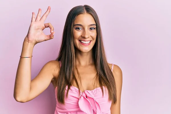 Mujer Hispana Joven Usando Estilo Casual Con Camisa Sin Mangas — Foto de Stock