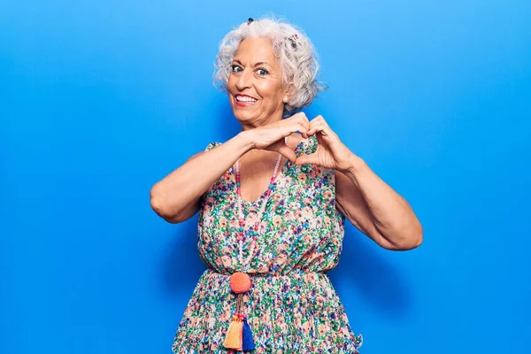 Senior Mujer Pelo Gris Con Ropa Casual Sonriendo Amor Haciendo — Foto de Stock