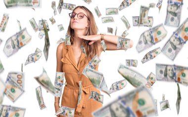 Gündelik kıyafetler ve gözlük takan genç ve güzel sarışın kadın boğazını bıçak niyetine kesiyor, saldırganlığı şiddetle tehdit ediyor.