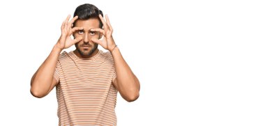 Yakışıklı, günlük kıyafetler giyen, parmaklarıyla gözlerini açmaya çalışan, uykulu ve yorgun bir İspanyol. 