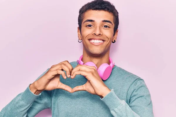Joven Hombre Amerciano Africano Escuchando Música Usando Auriculares Sonriendo Enamorado — Foto de Stock