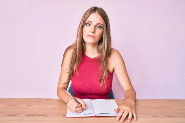 Jovem Caucasiana Escrevendo Caderno Sentado Mesa Pensando Atitude Expressão Sóbria — Fotografia de Stock