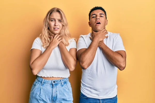 Jong Interraciaal Koppel Draagt Casual Witte Tshirt Schreeuwen Stikken Omdat — Stockfoto